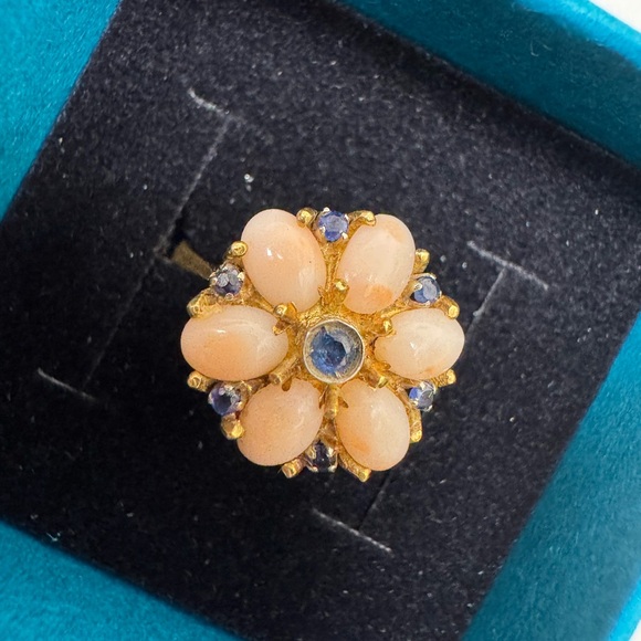 Vintage / antique 18K and Peach Color Cabochons and Blue Gemstones Floral Ring
